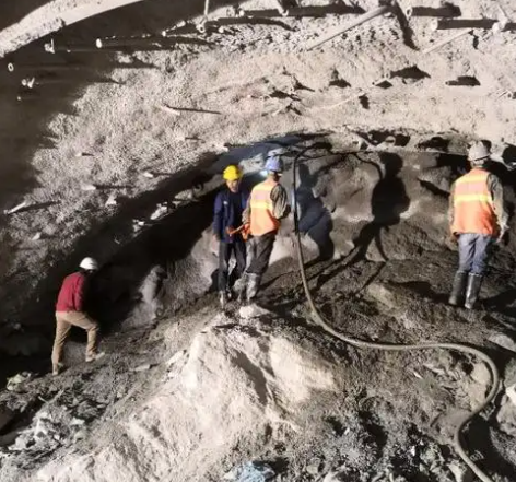 南宝镇拱顶带模注浆料的施工流程及注意事项